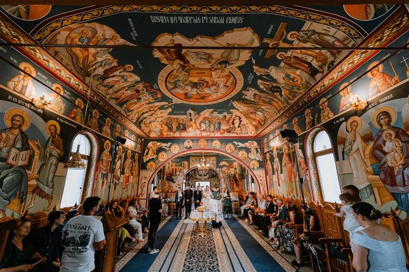 Cununie religioasă într-o biserică cu pictură murală