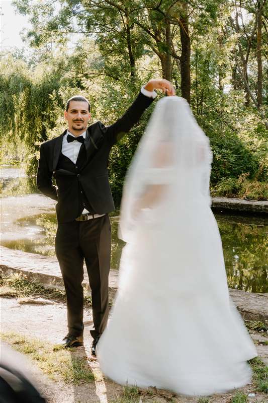 Miri într-un moment intim, doar ei doi
