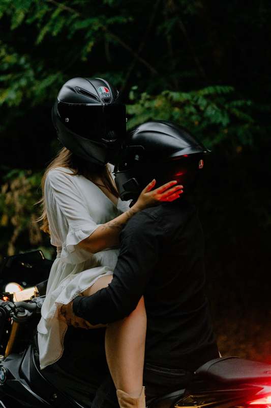 Cuplu îmbrățișat pe motocicletă